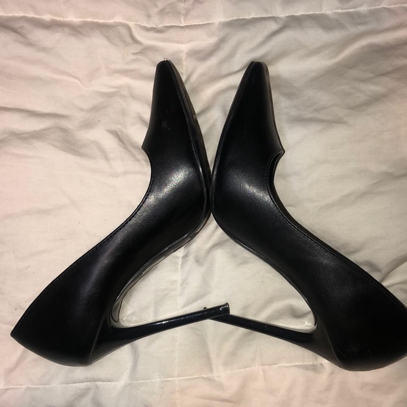 Black Pumps - Picture 4 of 4